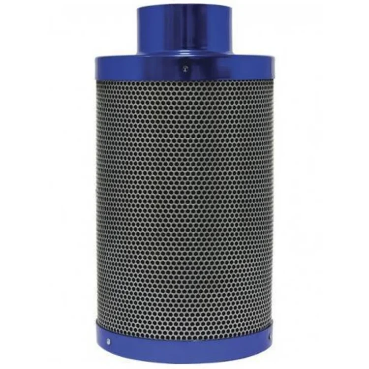 Et cylindrisk kulfilter med en diameter på 150 mm præsenterer sig i en sort, perforeret metalramme. Filtermaterialet er mørkegrå og har en fin struktur, der giver en ensartet overflade. Øverst er der en justerbar ventilationsåbning, mens bunden har en tæt lukning. Filteret er designet til effektiv luftgennemstrømning og har en robust konstruktion.