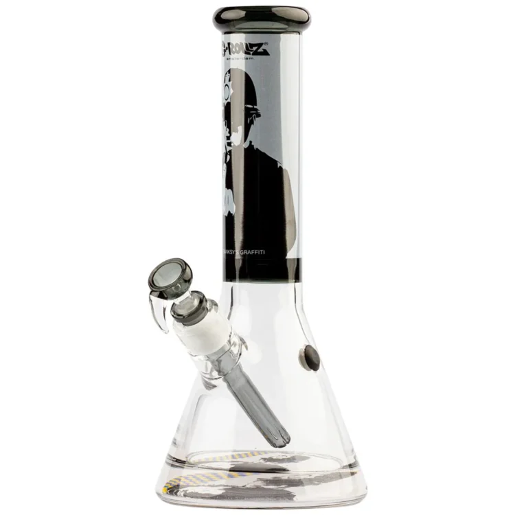 En spiralformet beaker i kobberfarvet glas pryder midten af kompositionen. Den glatte overflade reflekterer lys og skaber en glansfuld effekt. Beakeren har en bred, stabil bund og en smalere top, hvilket giver den en elegant silhuet. Mønstre af graffiti i forskellige farver, som grøn, blå og rød, er synlige på overfladen, hvilket tilføjer en urban æstetik.