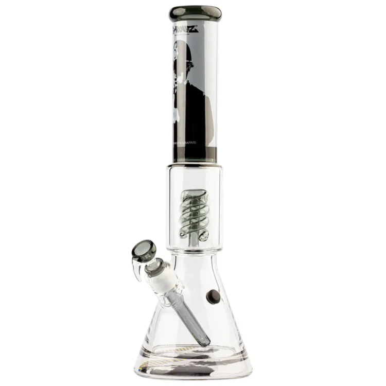 En høj, slank beaker med en gennemsigtig, klar glasoverflade prydet med graffiti-lignende mønstre i nuancer af orange, sort og hvid. Øverst har den en bred åbning, der fører til en spiral perkolator, der strækker sig ind i beholderen. Bunden er stabil med en solid, flad base, der sikrer balance. Det samlede design udstråler en moderne og kunstnerisk æstetik.