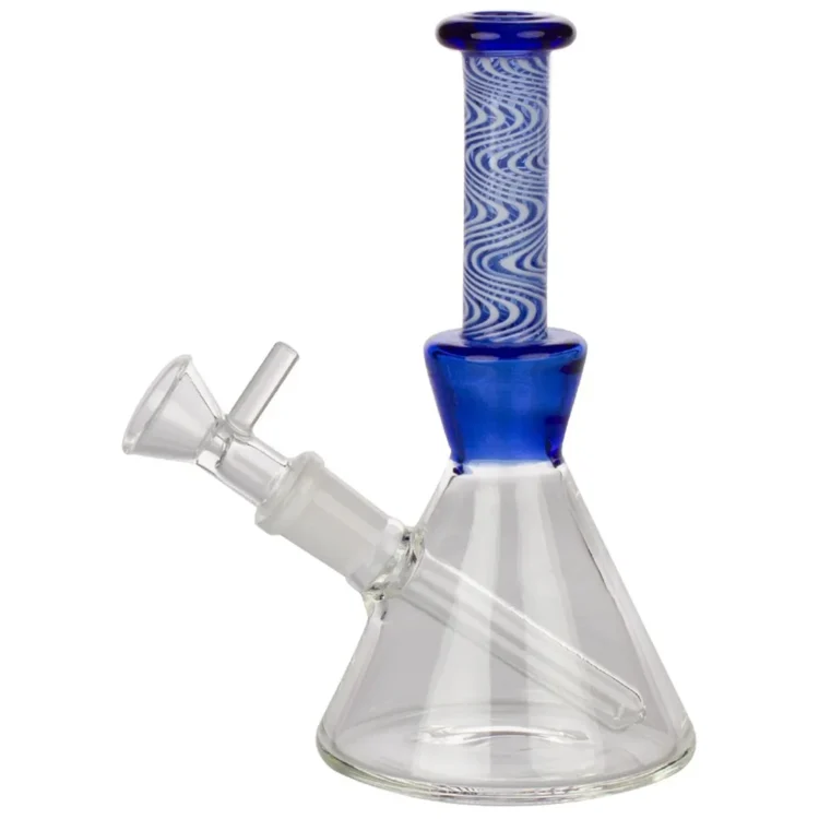 En blå glasbong står centralt, fremstillet af gennemsigtigt glas med en glat overflade. Den har en buet form med en bred bund, der gradvist snævrer mod toppen. Mønstret i glasset skaber en visuel dybde. Der er en lille, afrundet skål til stoffer, som er placeret på siden, og en slank, lige rørformet del strækker sig opad.