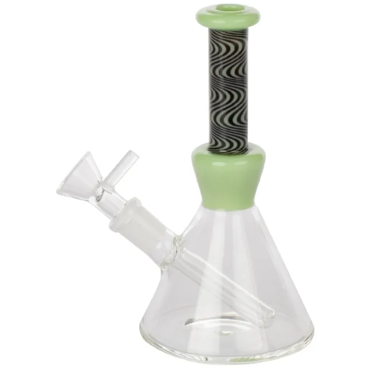 En grøn bong i kunstglas, 16 cm høj, med en glat, cylindrisk form. Overfladen har en glansfuld finish, der reflekterer lys og skaber dybde. Den har en afrundet base og en buet hals, som ender i en bred åbning. Mønstret er enkelt og ensartet, med en mørkere grøn nuance, der tilføjer visuel interesse.