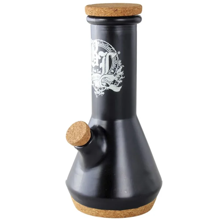 En sort bong i glas med en højde på 23 cm præsenterer sig med en slank, cylindrisk form. Den har en bred, stabil bund og en smal hals, der afsluttes med en afrundet kant. Overfladen er glat med en blank finish, der skaber refleksioner. En grøn, bladformet detalje dekorerer siden, hvilket giver et unikt præg.