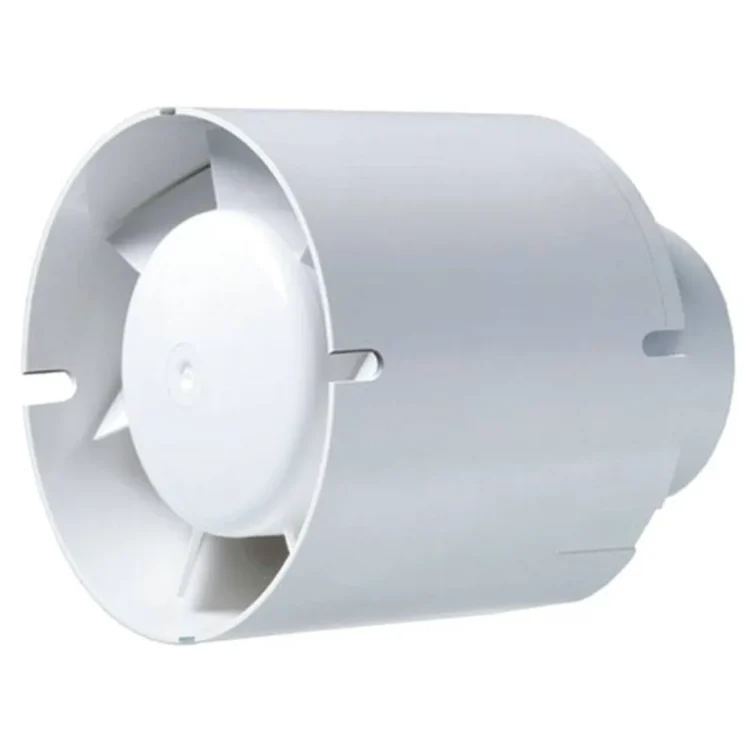 En cylindrisk ventilator med en glat, hvid plastikoverflade står centralt. Den har en rund indgang og en udgang, der er forsynet med et metalgitter. På siden findes en justerbar hastighedsregulator med tydelige sorte tal og en knap. Ventilatoren er udstyret med monteringsbeslag, der muliggør fastgørelse på væggen eller loftet.