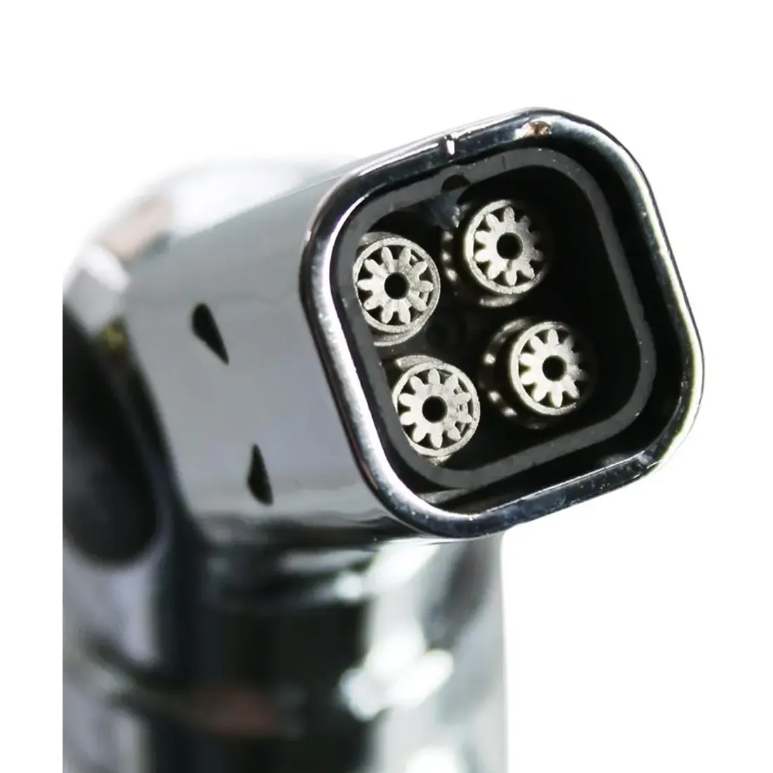 En sølvfarvet lighter med en glat, metaloverflade pryder det visuelle fokus. Den har en rektangulær form med afrundede kanter og en integreret flammejustering. På forsiden findes et tydeligt logo i sort, mens en synlig knap til tænding er placeret øverst. Lighterens overflade reflekterer lys, hvilket skaber en skinnende effekt.