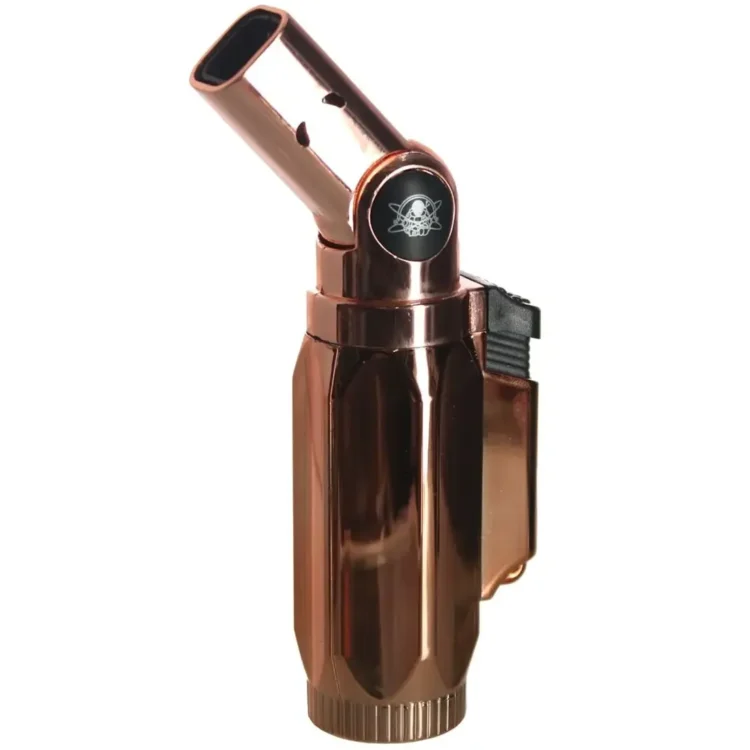 En lighter i bronzefarvet metal med en glat, blank overflade. Den har en rektangulær form med afrundede hjørner. Forneden er der en lille, firkantet knap til tænding, og på siden ses et kammer til gas. Lighterens top er forsynet med en lille åbning, der afslører flammen, når den tændes. Mønsteret på overfladen er enkelt og elegant.