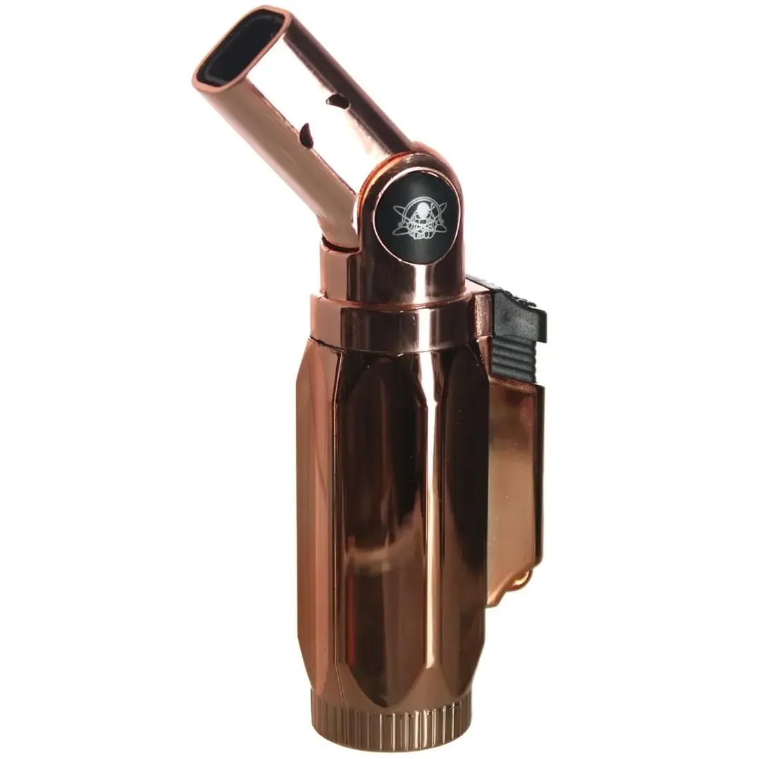 En lighter i bronzefarvet metal med en glat, blank overflade. Den har en rektangulær form med afrundede hjørner. Forneden er der en lille, firkantet knap til tænding, og på siden ses et kammer til gas. Lighterens top er forsynet med en lille åbning, der afslører flammen, når den tændes. Mønsteret på overfladen er enkelt og elegant.