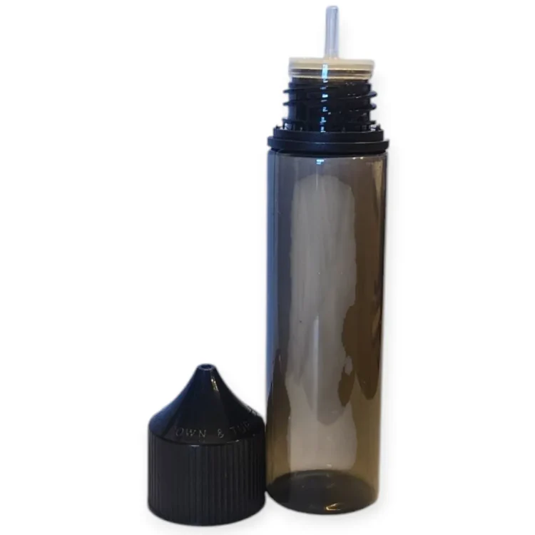 En mørk plastikflaske med en slank, cylindrisk form. Flasken har en sort skruelåg, der er udstyret med en lille spids til præcis dosering. Etiket med farverigt design pryder flaskens overflade, inklusive tekst i forskellige typer og størrelser. Indholdet er en klar væske, der kan ses gennem flaskens transparente sektion. Flaskens samlede udseende er moderne og funktionelt.