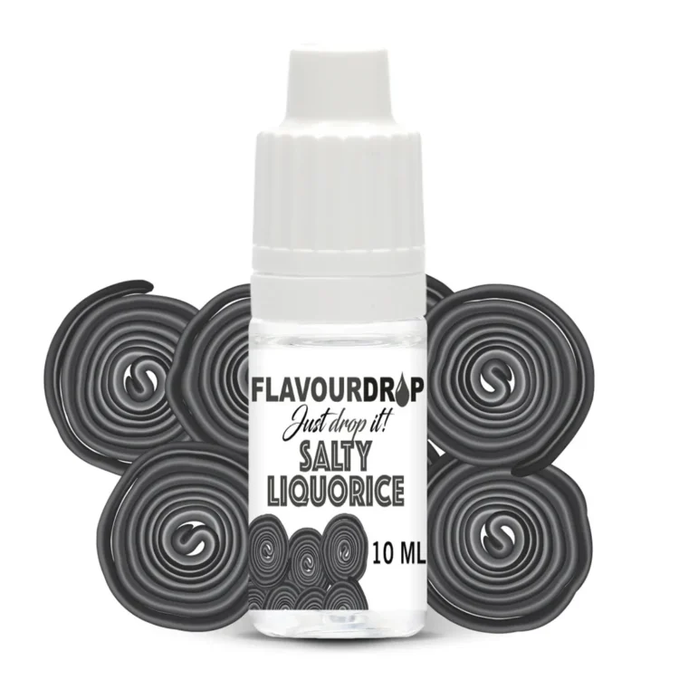 En mørkebrun flaske med en gennemsigtig væske indeni, der har en let viskositet. Flaskens label prydes af hvid og gul tekst med en illustration af lakrids. Låget er sort med en dråber dispenser, og flaskens form er slank og cylindrisk. Baggrunden er neutral, hvilket fremhæver flaskens detaljer og farver.