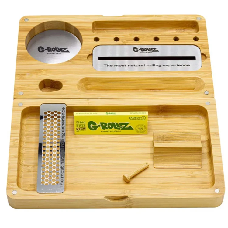 Et aflangt serveringsfad i bambus præsenterer sig med glatte, naturlige linjer og en lys, gyldenbrun farve. Fadet har afrundede hjørner og en let hævet kant, der omkranser det flade midterområde. Overfladen er satinvasket, hvilket giver en blød tekstur, og der er ingen synlige knapper eller symboler. Fadet fremstår enkelt og stilrent.