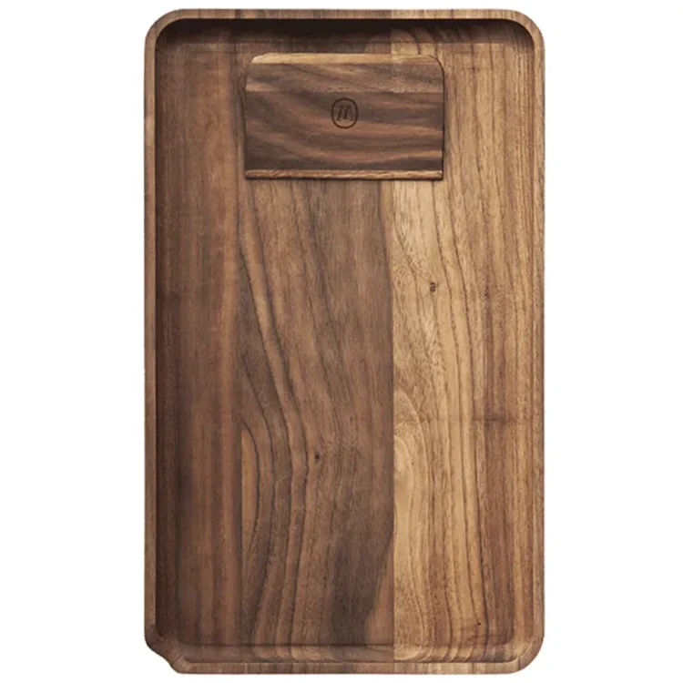 Et stort rundt serveringsfad i naturligt træ med en let lys og varm tone. Fadet har en glat overflade og en let buet kant, der fremhæver formen. Træets åretegning er synlig, hvilket tilføjer dybde og karakter. Fadet har en simpel, rustik æstetik, der gør det velegnet til forskellige anretninger.