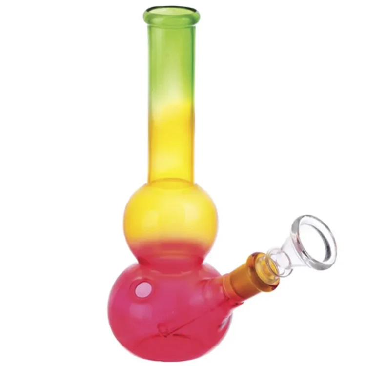En lilla og grøn rørformet bong med en afrundet top og en bred base. Overfladen har en glat, skinnende tekstur, der fremhæver farverne. Mønstre i gule og røde nuancer dekorerer bongen, hvilket skaber et rastafari-inspireret design. En lille skål er fastgjort til siden, og en klar, gennemsigtig slange er tilsluttet bunden.