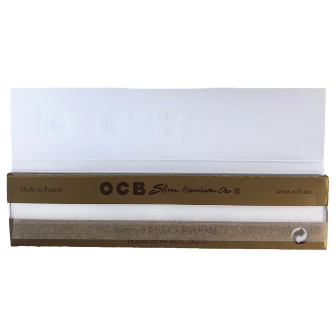OCB Gold King Size Slim papir har en gylden farve med en let glans, der giver det et elegant udtryk. Papiret er langt og smalt, med en fin tekstur, der sikrer en jævn forbrænding. Kanten er præcist skåret, og der er en diskret logo-tryk i sort, der tilføjer et subtilt designelement.