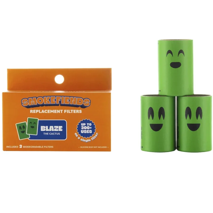 Tre cylindrisk formede filtre præsenteres i en pakke, hver med en glat, let gennemsigtig overflade. Farverne spænder fra en dyb grøn til en lysere mintgrøn, prydet med små, stiliserede kaktus-mønstre i mørkere nuancer. Filtrene har en ensartet tekstur og er forsynet med åbninger i den ene ende, hvilket indikerer deres anvendelse.