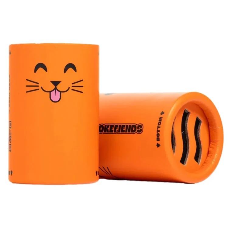 Tre cylindrisk formede filtre med en glat, hvid overflade er anordnet i en lige linje. Hver enhed har en grå stribe i midten, hvorpå der står "smoke friends". Filtrene er lavet af et blødt materiale, som giver en let bølget tekstur. De er designet til at passe ind i en specifik enhed, hvilket fremgår af deres ensartede størrelse og form.