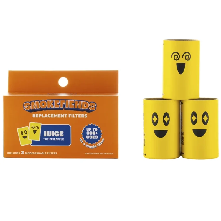 Tre udskiftelige filtre præsenteres i en pakke, hver med en gennemsigtig emballage. Filtrene er i forskellige farver og har et mønster, der minder om ananas, hvilket tilføjer en frugtagtig visuel interesse. Materialet ser glat ud, og kanterne er præcist skåret. Pakken har en simpel, moderne typografi med tydelig tekst, der angiver produktets navn.