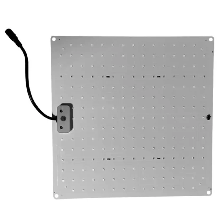 LED quantum board præsenterer en flad, rektangulær struktur med en mat, hvid overflade. Omkring boardet er der sorte kanter, og på forsiden findes et mønster af små, runde lysdioder, der er jævnt fordelt. En strømledning går ud fra den ene ende, og der er monteringsbeslag i hjørnerne, der muliggør ophængning.