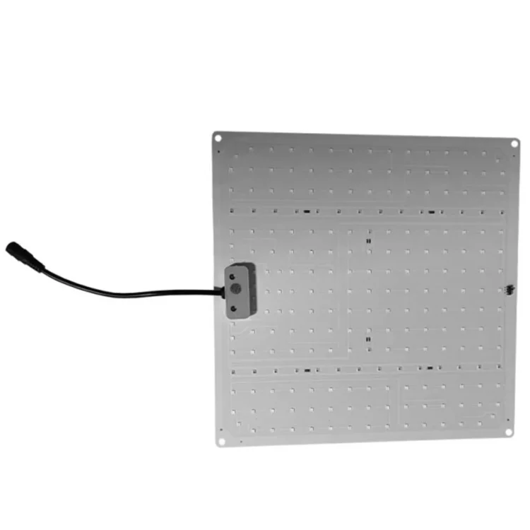 Et rektangulært LED-lys med en metallisk ramme i sølvfarve. Forsiden er dækket af små, hvide dioder, der er jævnt fordelt. Lysdioderne er omgivet af en mat, sort overflade. I den ene ende findes en strømtilslutning. Bagpå er der monteringsbeslag til ophængning. Kanten har et let buet design, hvilket giver et strømlinet udseende.