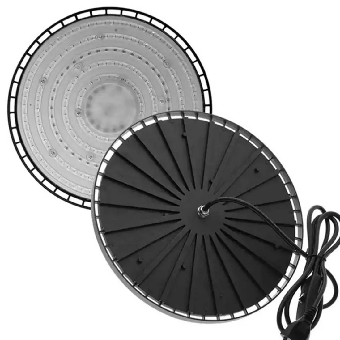 En rund, flad LED-lampe med en glat, sort plastikramme og en opalhvid diffusor i midten. Overfladen er ensartet og reflekterer lys, mens kanten har en let skråning. Lampen har flere små ventilationshuller langs rammen og en monteringsbeslag på bagsiden, der gør den egnet til loftmontering. Designet er enkelt og funktionelt.