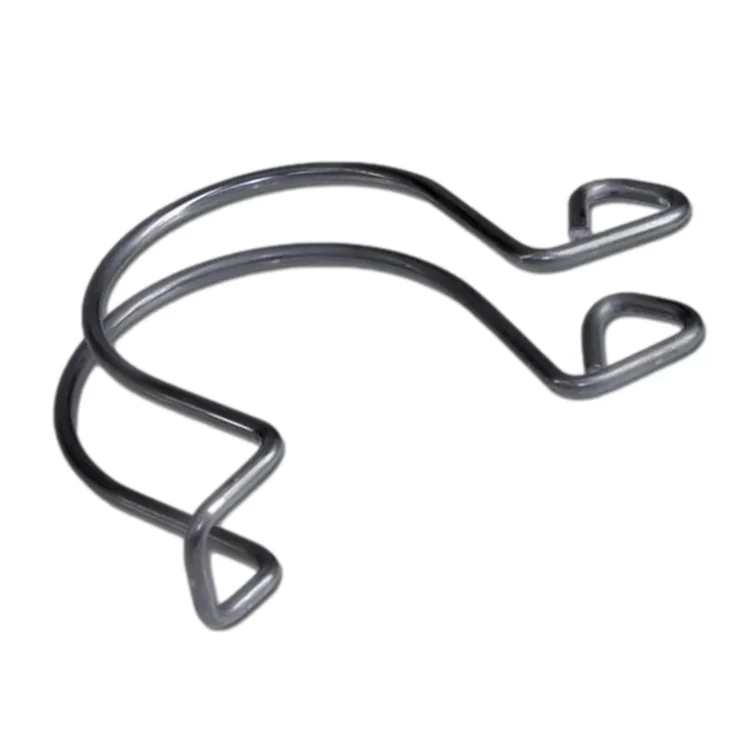 Bongklipsadapteren præsenterer sig i en sort farve med en glat, mat overflade. Den har en cylindrisk form med en bred åbning i den ene ende, som tilsluttes et rør. Den anden ende er udstyret med en klips, der sikrer stabilitet. Klipsens tekstur er let ru, hvilket giver et godt greb. Adapterens samlede design er funktionelt og strømlinet.