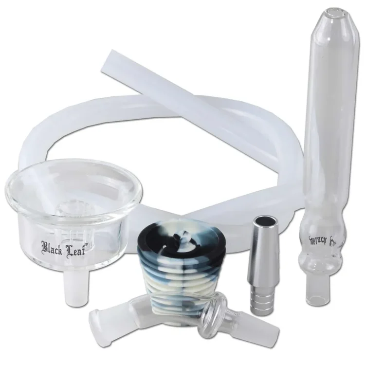 En sort vandpibe med en elegant, glat overflade pryder midten af kompositionen. Den har en slank, cylindrisk form med en bredere bund, der giver stabilitet. En glinsende metalrør strækker sig opad, og en gennemsigtig slange er tilsluttet. Det hele er omkranset af en blød, mørk baggrund, der fremhæver det minimalistiske design.