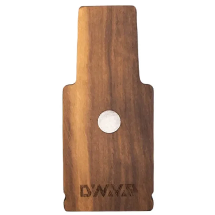 En træstand med en glat overflade præsenterer sig i en naturlig farve, der varierer fra lys til mørk brun. Den har en rund base med en let hævet kant, som giver stabilitet. På toppen er der en indskæring, der passer til et cylindrisk objekt. Texturen er naturlig med synlige åretegninger, der tilføjer dybde.