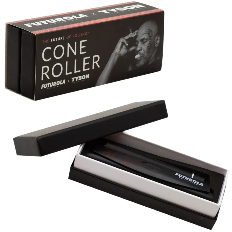 Rullemaskinen præsenterer sig med en mat sort overflade, der giver et moderne udtryk. Den har en rektangulær form med afrundede kanter og en let hævet front. På toppen findes der en indbygget rullefunktion, der er tydeliggjort af en skive. Materialet ser ud til at være slidstærkt plast, som giver en glat tekstur. Knapperne er diskrete og placeret på den ene side.