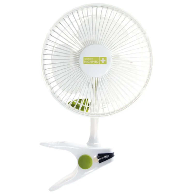 Garden High Pro Clip On Fan (15W) 15 cm er en lille hvid ventilator med en clipsbund for nem fastgørelse. Den inkluderer et cirkulært beskyttelsesgitter med et grønt og gult "Garden High Pro"-mærke på fronten, og clipsbunden har en grøn cirkulær detalje.