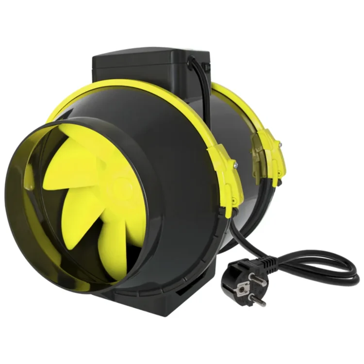 En cylindrisk ventilator med en diameter på 150 mm. Den har en hvid plastikhus med en glat overflade og en rund frontgitter med små perforeringer, der muliggør luftgennemstrømning. En central motor er synlig, omgivet af blade i metal, der er designet til effektiv luftcirkulation. En elektrisk ledning strækker sig fra en af siderne.