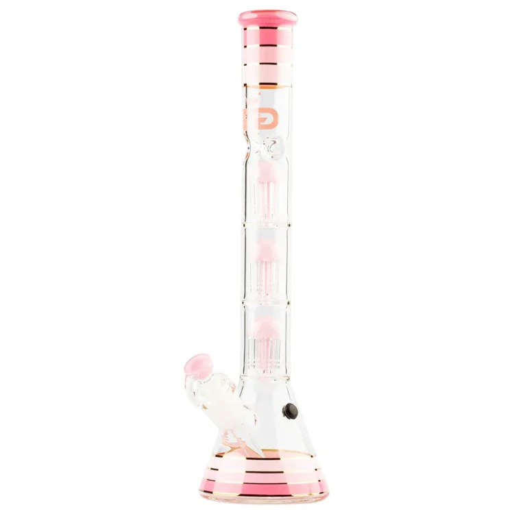 En stor, elegant vandpibe med en slank, lyserød glasbeholder og gyldne linjer, der pryder dens overflade. Den har tre perkolatorer, der skaber et unikt design med bølgende former. Den øverste del er udstyret med en metal mundstykke, mens bunden har en bred, stabil base. Refleksioner i glasset fremhæver den glatte tekstur.