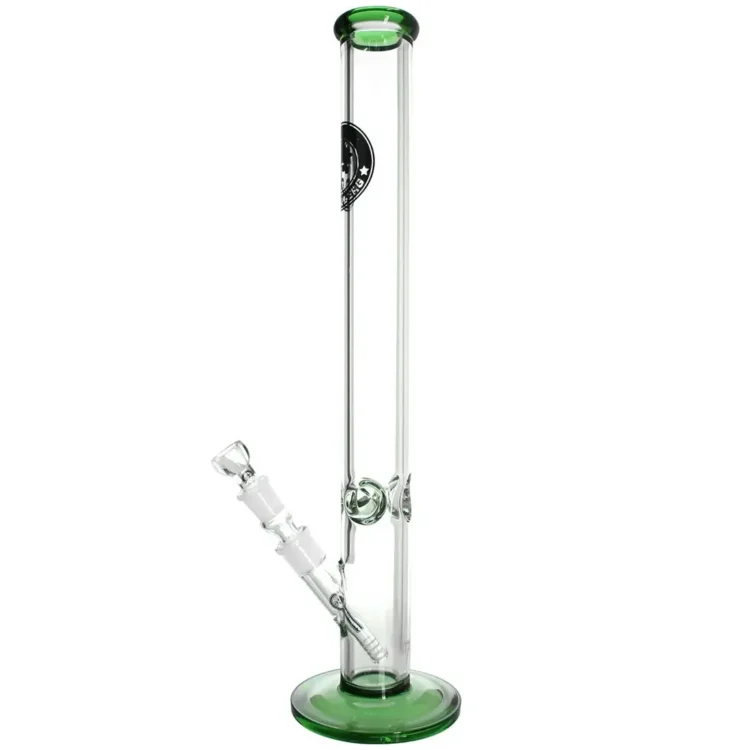 En grøn bong med en højde på 50 cm præsenterer sig med en slank, cylindrisk form. Glasset er klart og glat, hvilket fremhæver den dybe grønne farve. Der er en rund skål med en metalrør, der stikker ud, og en bred fod for stabilitet. Overfladen har en let glans, der reflekterer lys og skaber en visuel dybde.