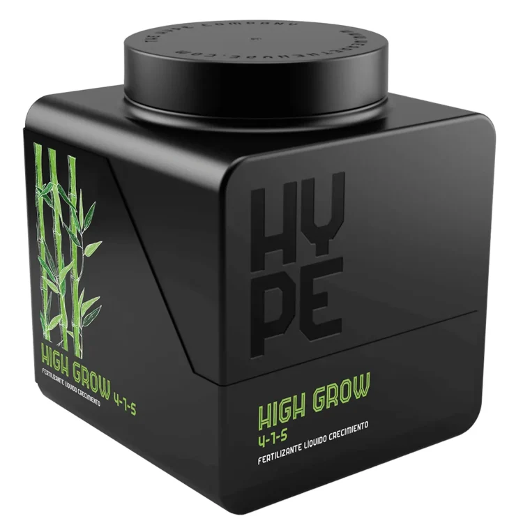 En grøn plante med fyldige blade præger scenen, hvor de friske, lysegrønne nuancer kontrasterer med en mørkere baggrund. Bladene har en glat overflade og varierer i størrelse, hvilket skaber en dynamisk visuel effekt. Planten er placeret i en simpel, hvid potte, der har en glat og ensartet tekstur. Det samlede udtryk er friskt og livligt.