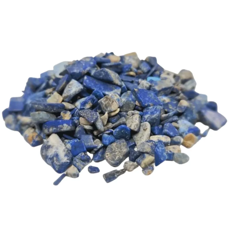 Lapis lazuli ædelsten chips præsenterer en dyb, intens blå farve med guld- og hvide indslag, der skaber en marmoreringseffekt. De små, uregelmæssige chips varierer i størrelse og form, hvilket bidrager til en naturlig tekstur. Overfladen er glat, men med en let ruhed, der fremhæver de unikke karaktertræk ved hver enkelt sten. Chipsene er spredt tilfældigt.