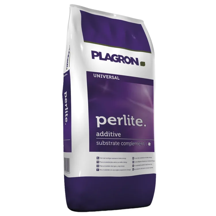 Gråbrun kokosfiber og perlite er blandet i en løs struktur, der skaber en let og porøs tekstur. Materialet har små, uregelmæssige stykker i varierende størrelser, som giver en klumpet overflade. Den samlede farvepalet spænder fra lys beige til mørkere nuancer. Posens emballage er klart, med tydelig tekst og symboler, der angiver produktinformation.