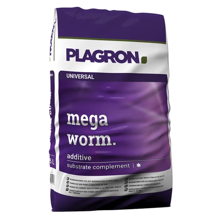Plagron Mega Worm præsenterer sig som en mørk, næsten sort kompostblanding med små, grovkornede partikler. Materialet har en let krumlinet struktur og er rig på organisk materiale. Der ses tydelige spor af små, brune orme, der indikerer en naturlig nedbrydningsproces. Posens design er funktionelt, med tydelige teksturer og en praktisk lukning øverst.