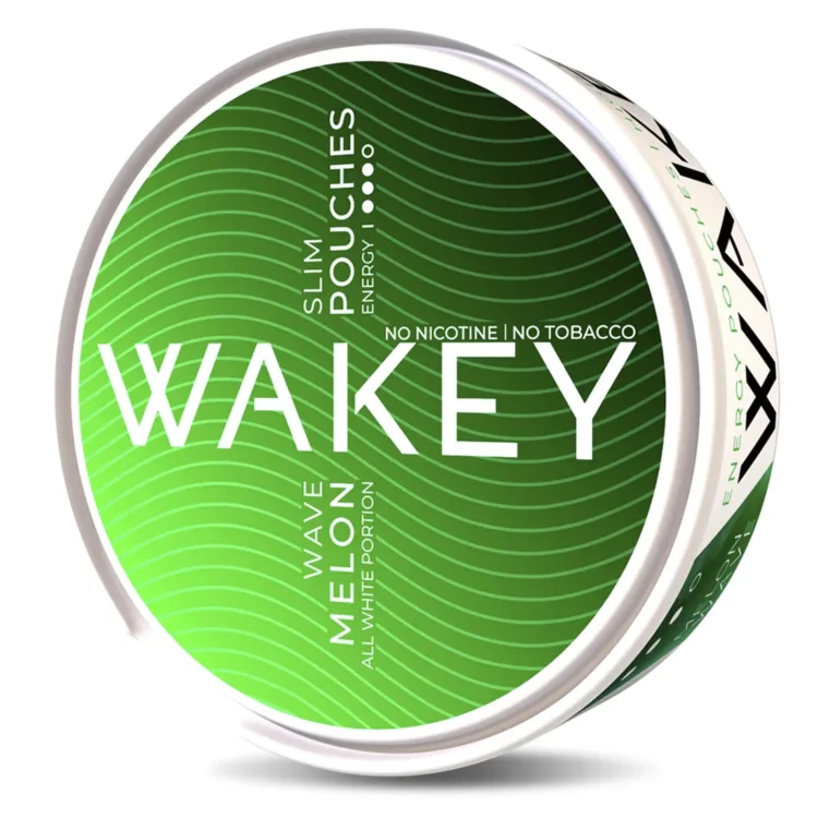 En rund, saftig melon med en skinnende, grøn og gul stribet skal. Overfladen har en glat tekstur, mens den indvendige frugt er lyserød med små, sorte frø jævnt fordelt. Melonen er skåret halvt igennem, hvilket afslører dens saftige indre. Den buede form og de klare farver skaber en indbydende fremtoning.