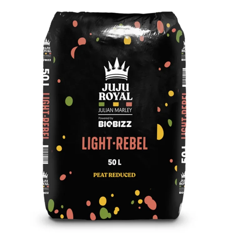 En stor, firkantet sæk i en naturlig beige farve med tydelige trykte elementer. Sækken er lavet af kraftigt, genanvendeligt materiale og har en simpel, men informativ design. På forsiden ses grøn tekst, der angiver produktnavnet "Juju Royal Light Rebel" samt volumen på 50 liter. Sækken har en praktisk topåbning og robuste sidehåndtag.