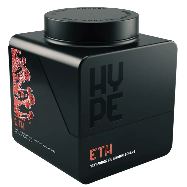 En stor, rektangulær sofa fremstilles i blødt, gråt stof med en let struktur. Sofaen har brede armlæn og en lav ryg, hvilket giver den et moderne udtryk. Benene er i sort metal, hvilket kontrasterer med den lyse farve. Puderne er i forskellige nuancer af grå og beige, hvilket tilføjer dybde og variation til designet.