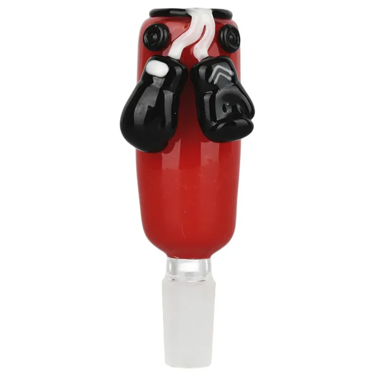 En rød, oval sandsæk hænger fra en robust kæde, der er fastgjort til en solid metalring. Sækken har en glat, skinnende overflade med en let struktureret tekstur. Kanten er forstærket med en sort syning, der giver ekstra holdbarhed. Den røde farve kontrasterer med de sorte detaljer, hvilket skaber et iøjnefaldende udseende.