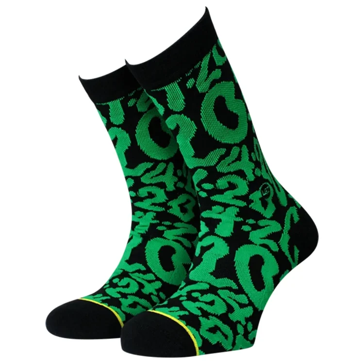 Crew-sokkerne er prydet med et farverigt mønster bestående af striber i nuancer af blå, rød og hvid. Materialet ser blødt og elastisk ud, hvilket antyder komfort. De har en ribbet top, der sikrer en tætsiddende pasform, og sokkerne er designet med en ensartet længde, der når op til anklen. Teksten på sokkerne fremstår tydeligt i kontrastfarver.