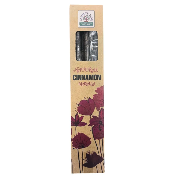 Stænger af røgelse i naturlige nuancer af brun og beige pryder en lys bund. Hver stang har en ensartet, cylindrisk form med en glat overflade, der giver en let skinnende tekstur. Mønstre af fine striber kan ses på nogle stænger, hvilket tilføjer dybde. Rester af kanel kan anes som små, mørke granulat, der ligger omkring stængerne.