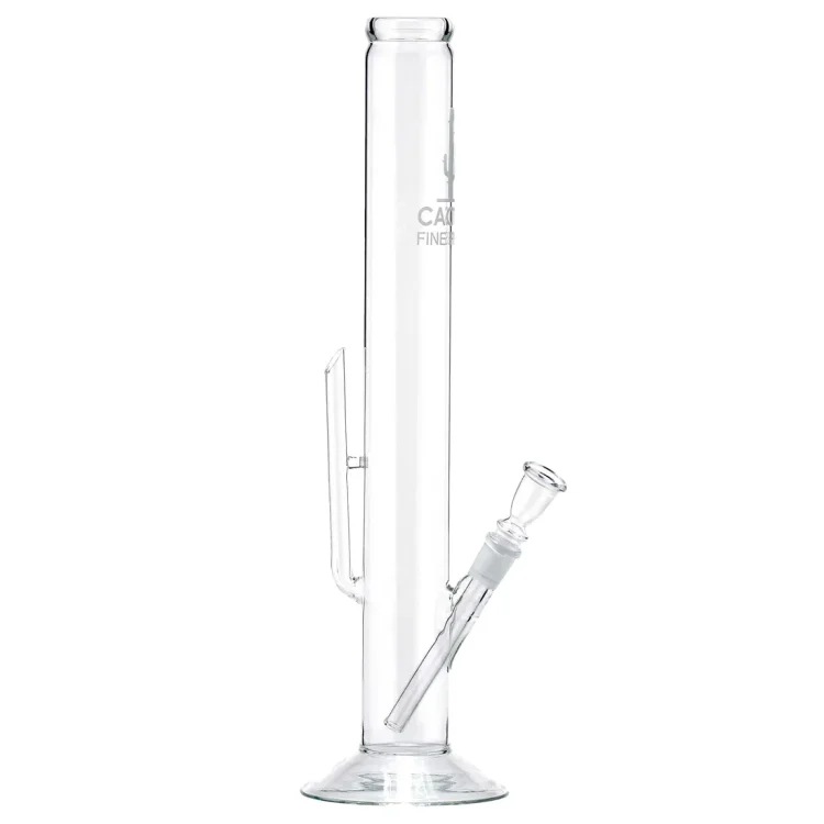 En høj bong med en slank, cylindrisk form i transparent glas. Den har en klar overflade med en let grønlig nuance og en bred, stabil bund. Øverst er der en buet hals, der fører til en skål til stoffer. Mønstrene på overfladen er enkle, og der er en lille slange i siden til luftstrøm.