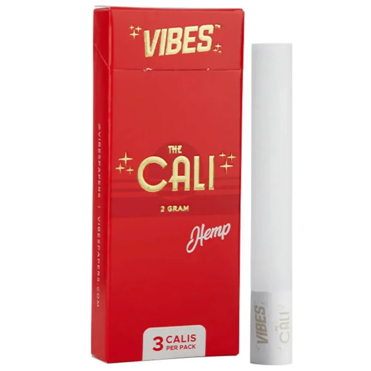 Tre cylinderformede koner, hver indpakket i et naturligt, brunt hamppapir, præsenteres i en tæt formation. Kanten af hver cone er skarp og ensartet, mens det glatte papir har en let tekstur. Øverst er der en lille åbning, der afslører det naturlige indhold. En diskret logo- eller tekstgrafik er trykt på papiret, som tilføjer information om produktet.