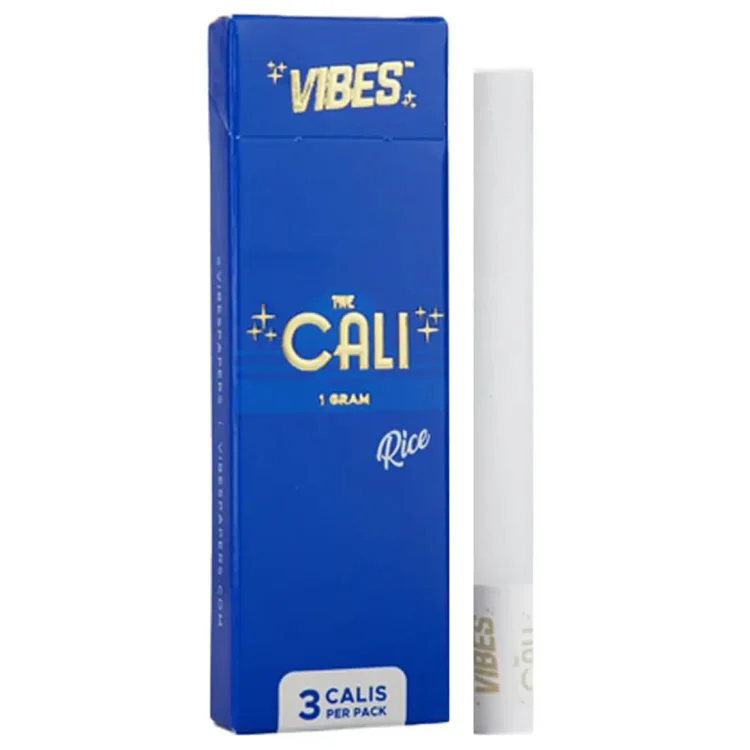 Tre koniske tobaksprodukter er præsenteret, hver indpakket i gennemsigtig plastik. Hver cone er fyldt med ris og har en let gylden farve. Etiketdesignene varierer, med farverige mønstre og tekst, der angiver indholdet. De er placeret ved siden af hinanden, hvilket fremhæver deres ensartede form og størrelse, samt den glatte overflade af plastikken.