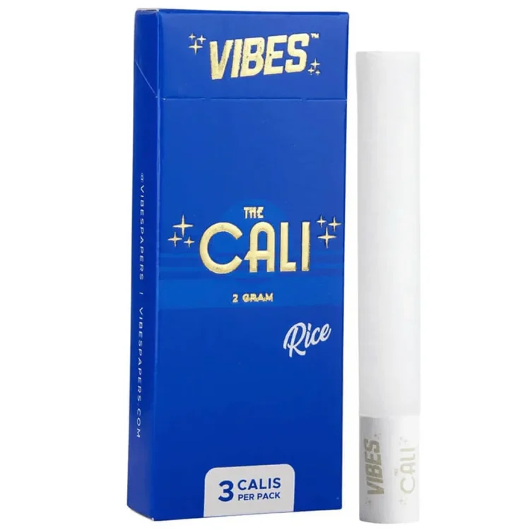 Tre koniske væskerør fremstillet af rispapir præsenteres i en hvid emballage. Det transparente materiale giver indblik til den let krøllede struktur af papirerne, der har en blød, mat overflade. Emballagen bærer en farverig grafik med forskellige nuancer af grøn, orange og blå, samt tekst i sort, der angiver produktets navn og mængde.