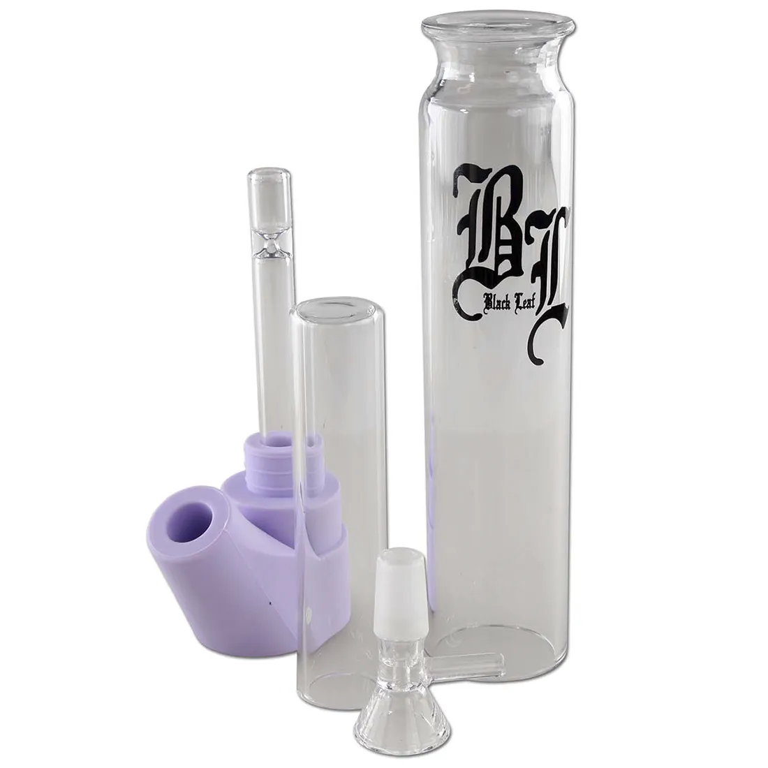 En sort bong med en slank, cylindrisk form, der taper mod toppen. Overfladen er glat, og den har subtile, bladformede indgraveringer, der tilføjer tekstur. En bred, rund skål er placeret på siden, og en slank, buet mundstykke strækker sig opad. Farven er ensartet mat sort, hvilket giver et elegant udtryk.