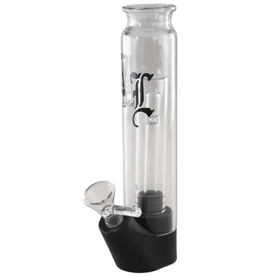 En sort bongsilhuet med en slank, cylindrisk krop og en bred, flad bund. Den har en snoet hals, der fører op til en krum, udvidet top. Overfladen er glat med en blank finish, mens der er detaljerede, indgraverede blade i en mørkere nuance, der tilføjer dybde og tekstur. Det samlede design er elegant og minimalistisk.