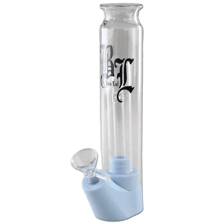 En sort glasbong i form af en stiliseret fugl, prydet med detaljerede, blå bladmønstre. Designet omfatter bløde kurver og en afrundet krop, der giver en glat overflade. En bølget hals strækker sig opad, mens en bred fod sikrer stabilitet. De blå detaljer står i kontrast til den sorte, og der er en åben indgang til brug.