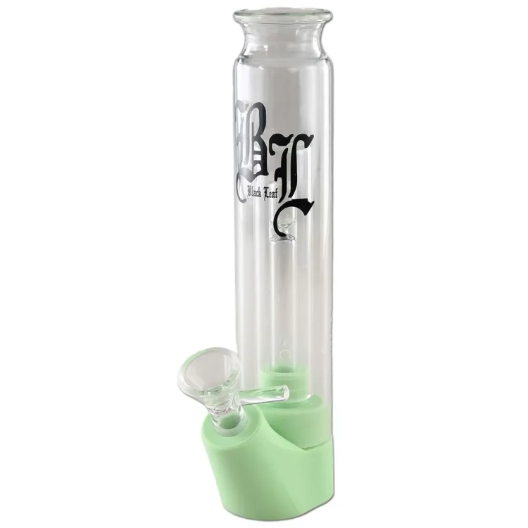 En sort glasbong prydet med et bladdesign i grøn farve. Bongen har en slank, cylindrisk form med en bredere bund og en smal hals. Det grønne bladmønster er detaljeret og elegant. Der er en indbygget skål til stoffer, der er placeret på siden, og en lille åbning i toppen til røgudslip. Overfladen er glat og skinnende.
