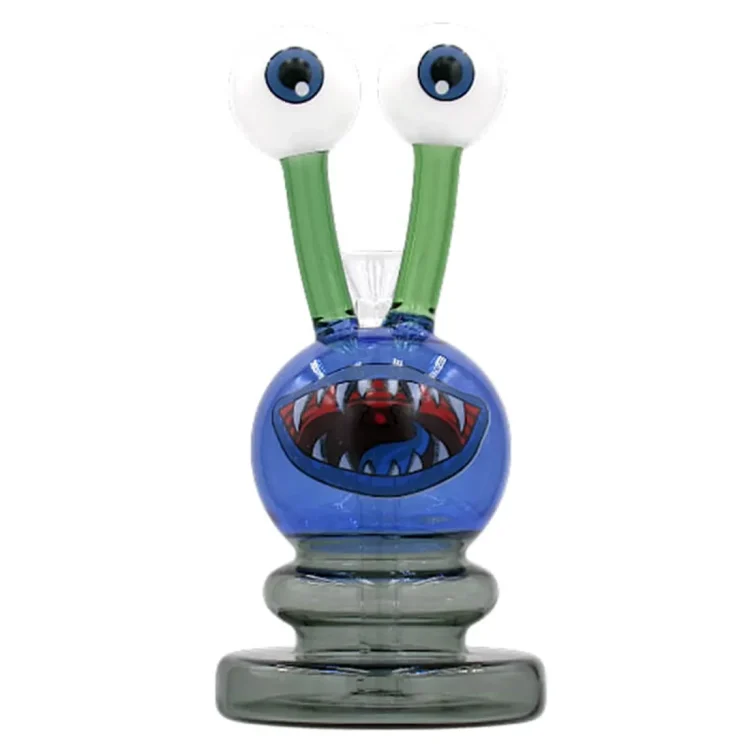 En sort skulpturel bong i form af en snegl, prydet med detaljerede mønstre og krumninger. Overfladen har en glat, skinnende tekstur, der fremhæver de buede linjer. Mundstykket er placeret i en vinkel, mens bunden er bred og stabil. Det samlede design er fantasifuldt, med en kombination af organiske former og elegant finish.