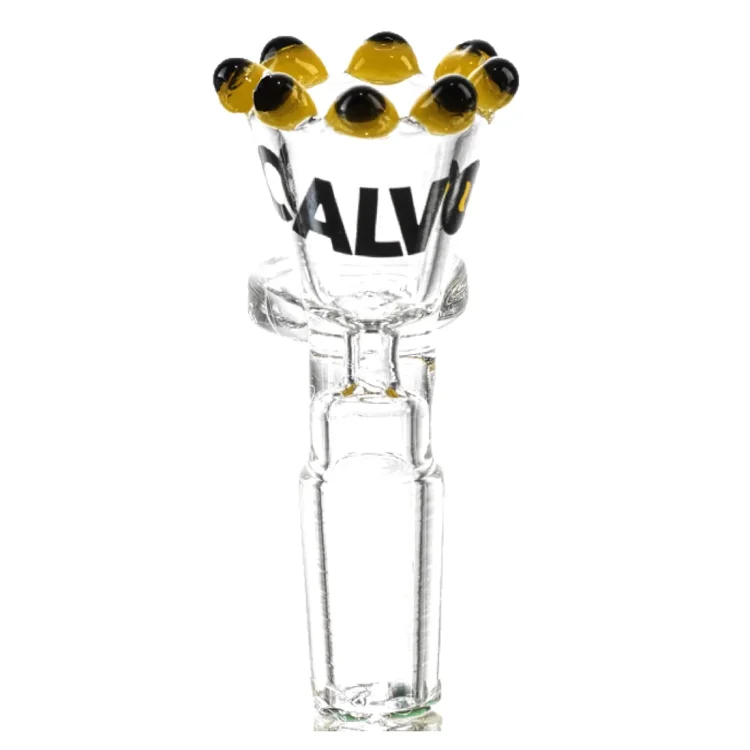 En skål i en lys, gul farve med en glat overflade, der reflekterer lys. Skålen har en rund, bølget kant, der giver et organisk udtryk. Indersiden er glaseret, hvilket skaber en subtil glans, mens ydersiden har en mat finish. Formen er dyb og harmonisk, ideel til servering af forskellige retter.